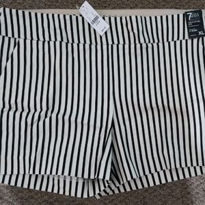 New York & Company Black and White Striped Women Shorts